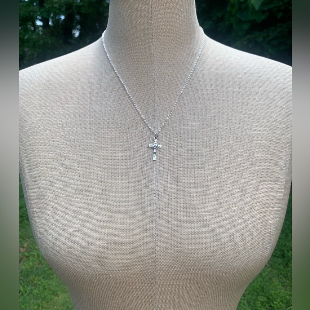 NWT Sterling Silver Plated Chain & Crucifix Alloy Metal Charm Necklace - Picture 3 of 14